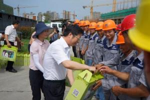 市委副書記、市長錢三雄等一行慰問奮戰在高溫一線建設工人